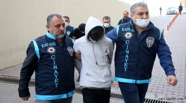 Kayseri'de öldürdükleri kişinin evini de yaktıkları iddia edilen 2 zanlı adliyede