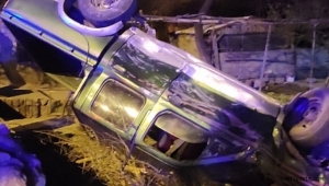 Kayseri'de otomobille çarpışan kamyonet evin bahçesine devrildi: 6 yaralı