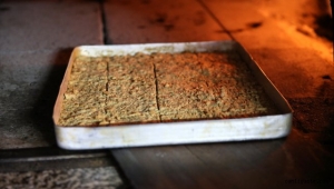 Kayseri'nin yöresel tatlısı "nevzine" ramazanda da tercih ediliyor