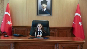 Kayseri Valisi Günaydın'ın koltuğuna 4. sınıf öğrencisi Sena oturdu 