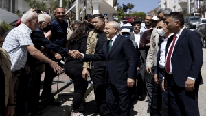 Kılıçdaroğlu, Mamak'ta borcu nedeniyle elektriği kesilen aileyi ziyaret etti: