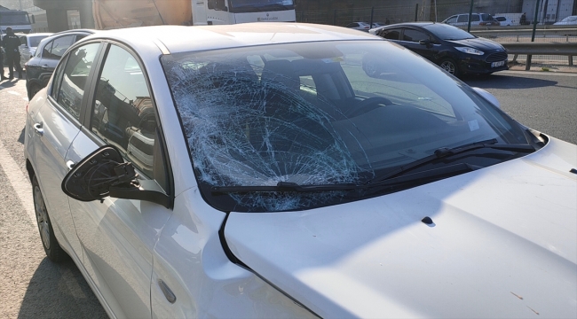 Kocaeli'de yolun karşısına geçerken otomobilin çarptığı 2 öğrenci yaralandı