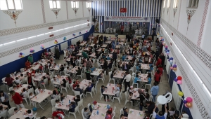 Kütahya'da "tekne orucu" tutan çocuklara öğle vakti iftar verildi