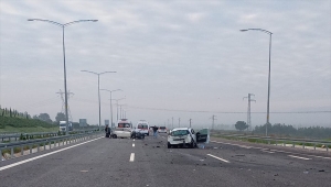 Manisa'da iki otomobil çarpıştı, 5 kişi yaralandı