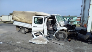 Manisa'da inşaat işçilerini taşıyan kamyonet kamyona çarptı, 10 kişi yaralandı