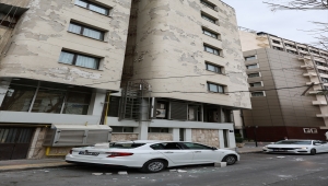 Manisa ve İzmir'de fırtına nedeniyle bazı binaların çatıları uçtu