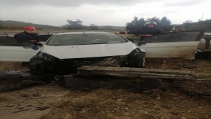 Mersin'de bariyerlere çarpan otomobilin sürücüsü yaşamını yitirdi