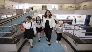 Milli Eğitim Bakanı Özer, koltuğunu 10 yaşındaki Yağmur Sena'ya devretti