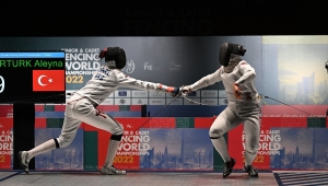 Milli eskrimci Aleyna Ertürk'ten Gençler ve Yıldızlar Dünya Şampiyonası'nda altın madalya