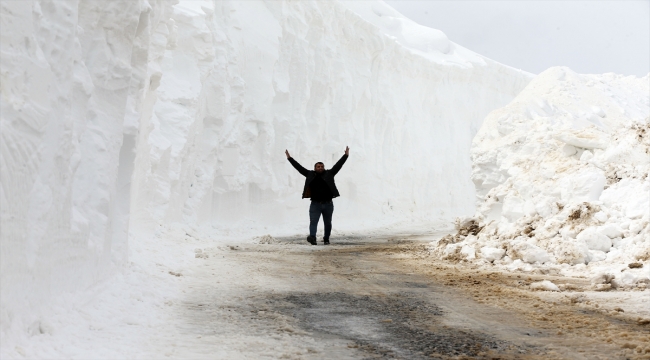 Muş'ta baharda 8 metre karla mücadele ediliyor