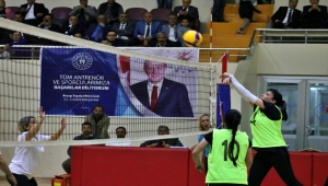 Osmaniye'de "Evinin Sultanları Bayan Voleybol Turnuvası" başladı