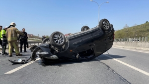 Pendik'te refüje çarpıp devrilen otomobildeki sürücü yaralandı