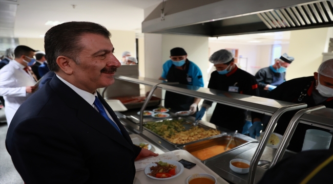 Sağlık Bakanı Fahrettin Koca, Adıyaman'da sağlık çalışanlarıyla iftar yaptı