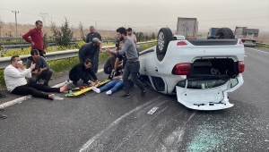 Şanlıurfa'da devrilen otomobildeki 2 kişi yaralandı