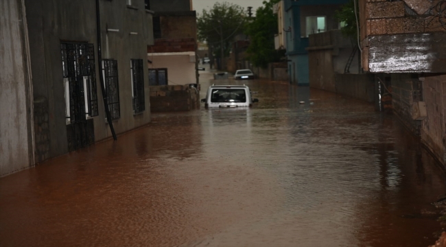 Şanlıurfa'da şiddetli yağmur hayatı olumsuz etkiledi