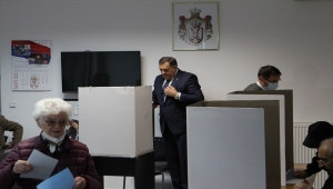 Sırp lider Dodik, Sırbistan'daki seçimler için oy kullandı