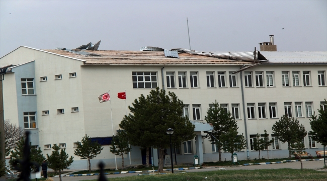Sivas ve Yozgat'ta fırtına çatıları uçurdu