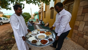 Sudanlılar evlerinin önündeki iftar sofralarında ramazanın bereketini paylaşıyor