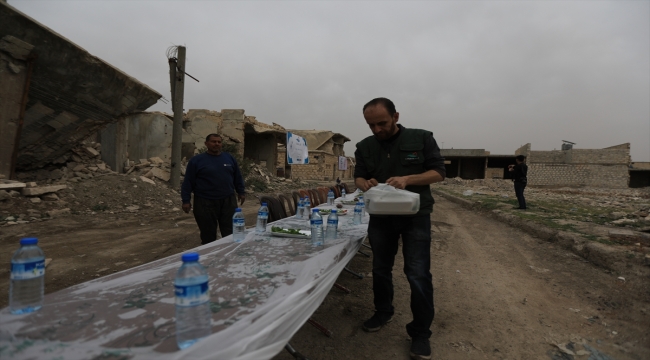 Suriye'nin kuzeyinde cephe hattında harabeler içinde toplu iftar