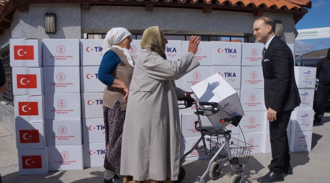 TİKA, Sırbistan'ın Novi Pazar kentinde ramazan kumanyası dağıttı