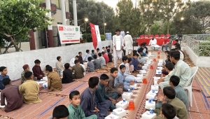 Türk Kızılay, Dünya Yetimler Günü'nde Pakistanlı 200 yetime iftar verdi