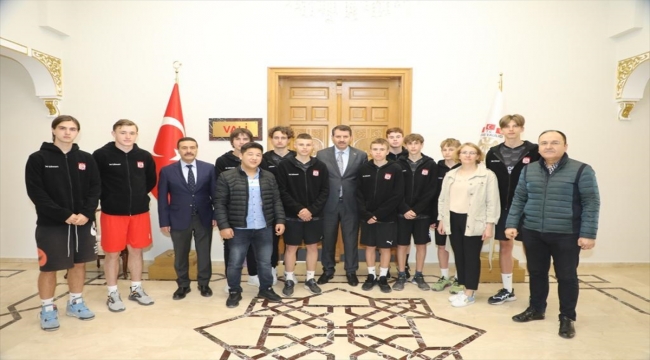 Ukrayna'dan Sivas'a gelen 10 sporcu Vali Ayhan'ı ziyaret etti