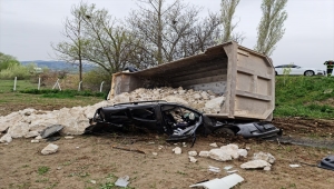 Üzerine taş yüklü kamyon devrilen aracın sürücüsü öldü