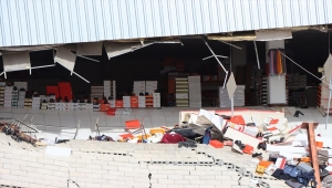 Van'da temel kazısı sırasında bir iş yerinin duvarı çöktü