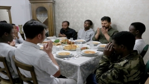 Yabancı öğrenciler davet edildikleri evlerde iftar sofrasında aile sıcaklığını yaşıyor