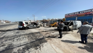 Yalova'da alev alan minibüs seyir halindeki kamyonete çarptı