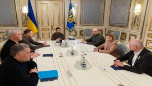 Zelenskiy, Ukrayna'nın AB üyeliğine aday statüsü sağlayacak anketi teslim etti
