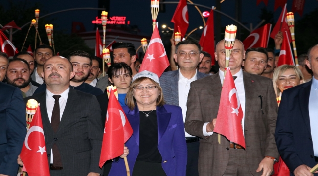 19 Mayıs Atatürk'ü Anma, Gençlik ve Spor Bayramı dolayısıyla Gaziantep ve Kahramanmaraş'ta Fener Alayı düzenlendi