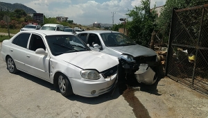 Adana'da iki otomobilin çarpışması sonucu 3 kişi yaralandı 
