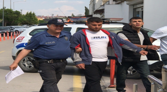 Adana'da kalaşnikofla yakalanan 2 zanlıdan 1'i tutuklandı