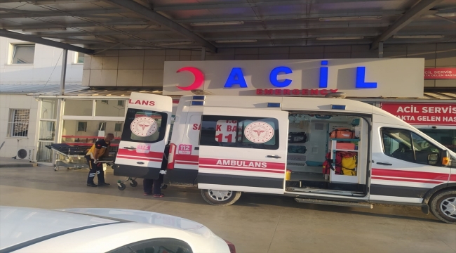 Adana'da kamyonetin kayaya çarpması sonucu 1 kişi öldü, 1 kişi yaralandı