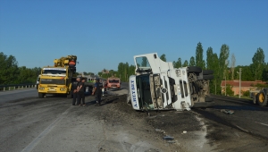Afyonkarahisar'da devrilen kömür yüklü tır ulaşımı aksattı
