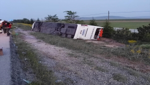 Afyonkarahisar'da yolcu otobüsünün devrilmesi sonucu 27 kişi yaralandı