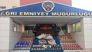 Ağrı'da araçlarında gümrük kaçağı sigara ve şekerleme ele geçirilen 3 kişi yakalandı
