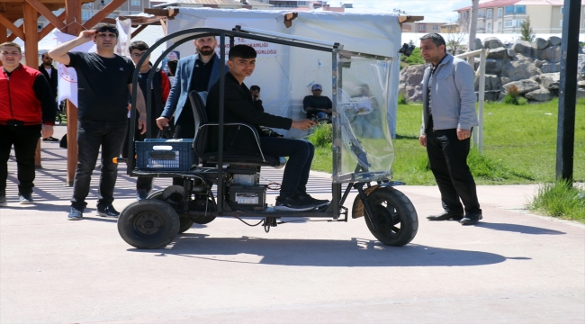 Ağrılı genç engelliler için atık malzemelerden güneş enerjisiyle hareket eden araç üretti 