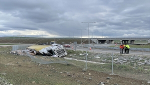 Aksaray'da şarampole devrilen tırın sürücüsü öldü