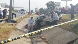 Antalya'da direğe çarpan araçtaki anne ve kızı öldü, oğlu yaralandı