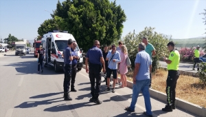 Antalya'da refüjdeki ağaçlara çarpan tur minibüsündeki 12 kişi yaralandı