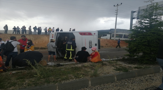 Antalya'da turistleri taşıyan midibüsün devrilmesi sonucu 22 kişi yaralandı
