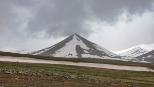 Aras Dağları'nın eteğindeki köylerde iki mevsim bir arada yaşanıyor