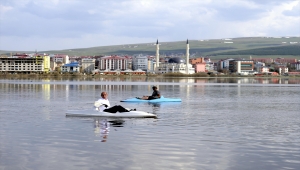 Ardahan'da debisi yükselen Kura Nehri'nde kano etkinliği 