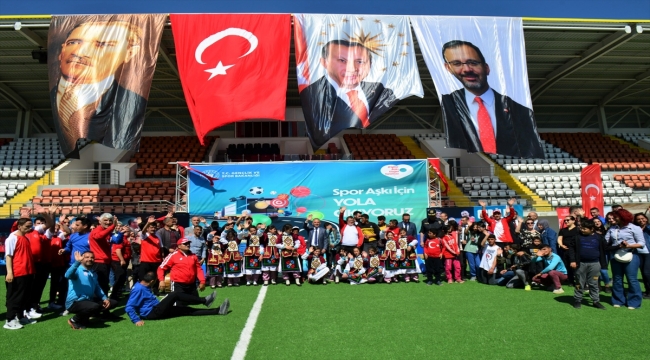 Ardahan'da özel eğitim öğrencilerine spor malzemesi dağıtıldı