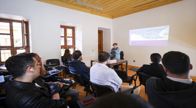 Ayasofya Camii'nde görevli personele sanat tarihi uzmanlarından ders veriliyor 