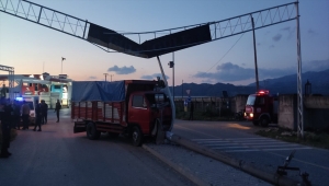 Aydın'da kamyonetin refüje çıkması sonucu 2 kişi yaralandı