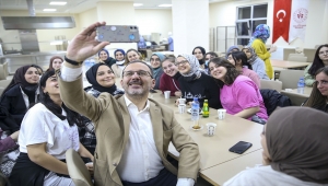 Bakan Kasapoğlu'ndan öğrenci yurduna sürpriz ziyaret
