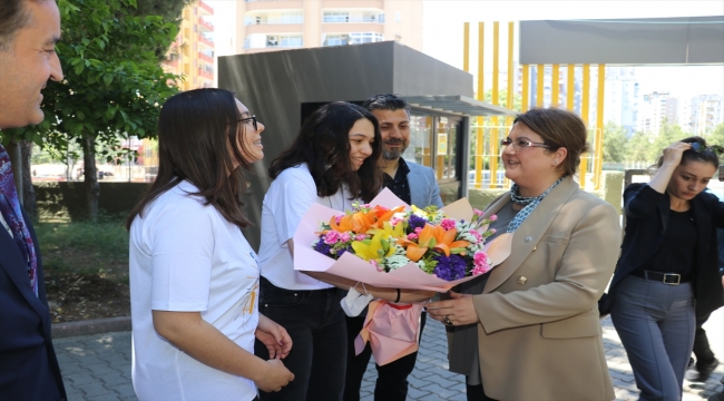 Bakan Yanık, Adana'da mezun olduğu lisedeki "Kebap Günü" etkinliğine katıldı